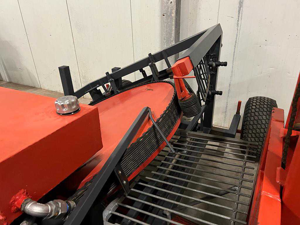 Landbouwmachine Mounted top lifting harvester