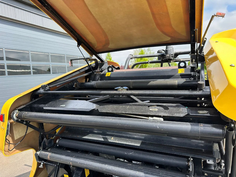 Landbouwmachine New Holland Rollbaler 135 Ultra