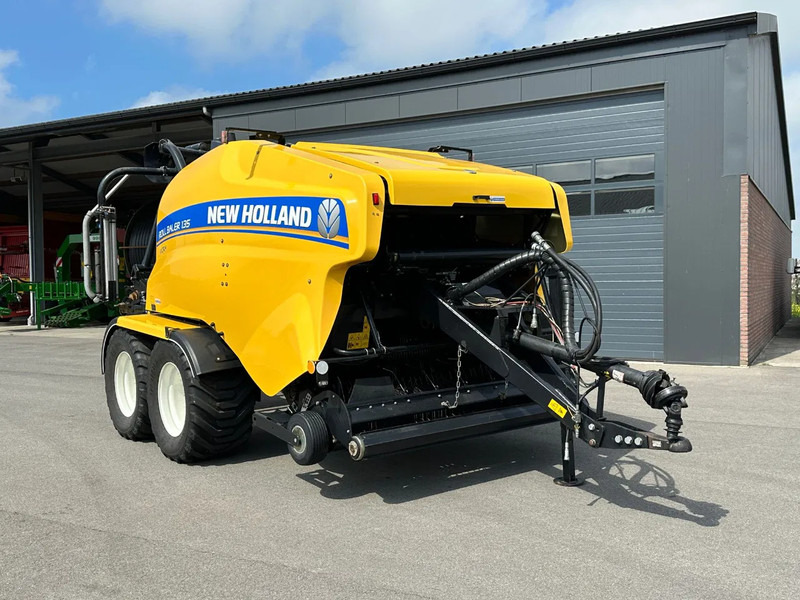 Landbouwmachine New Holland Rollbaler 135 Ultra