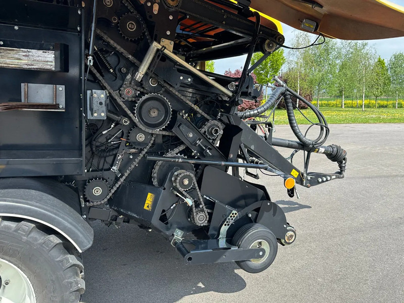 Landbouwmachine New Holland Rollbaler 135 Ultra
