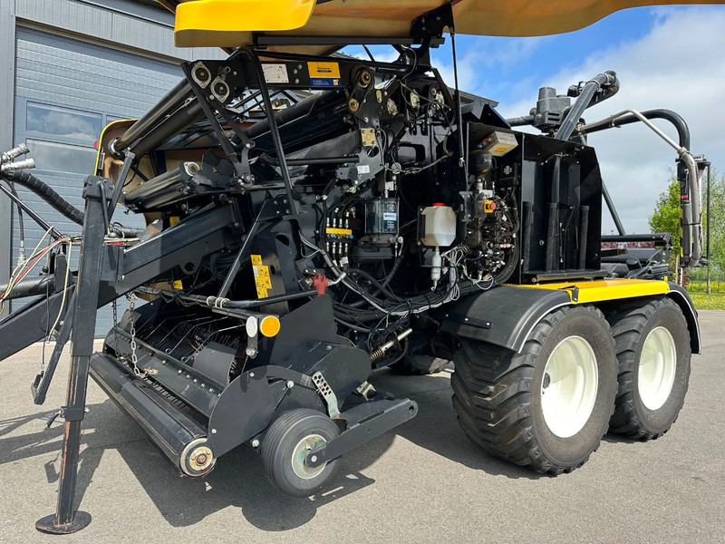 Landbouwmachine New Holland Rollbaler 135 Ultra