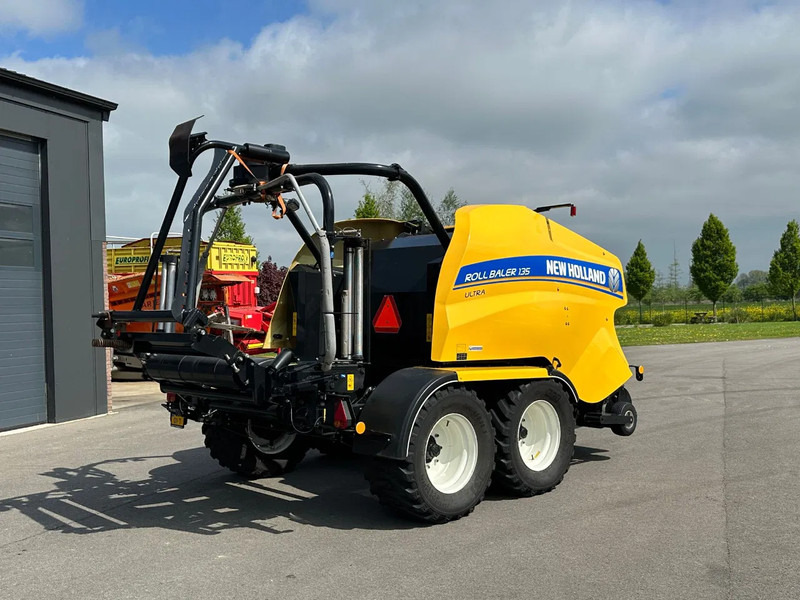 Landbouwmachine New Holland Rollbaler 135 Ultra