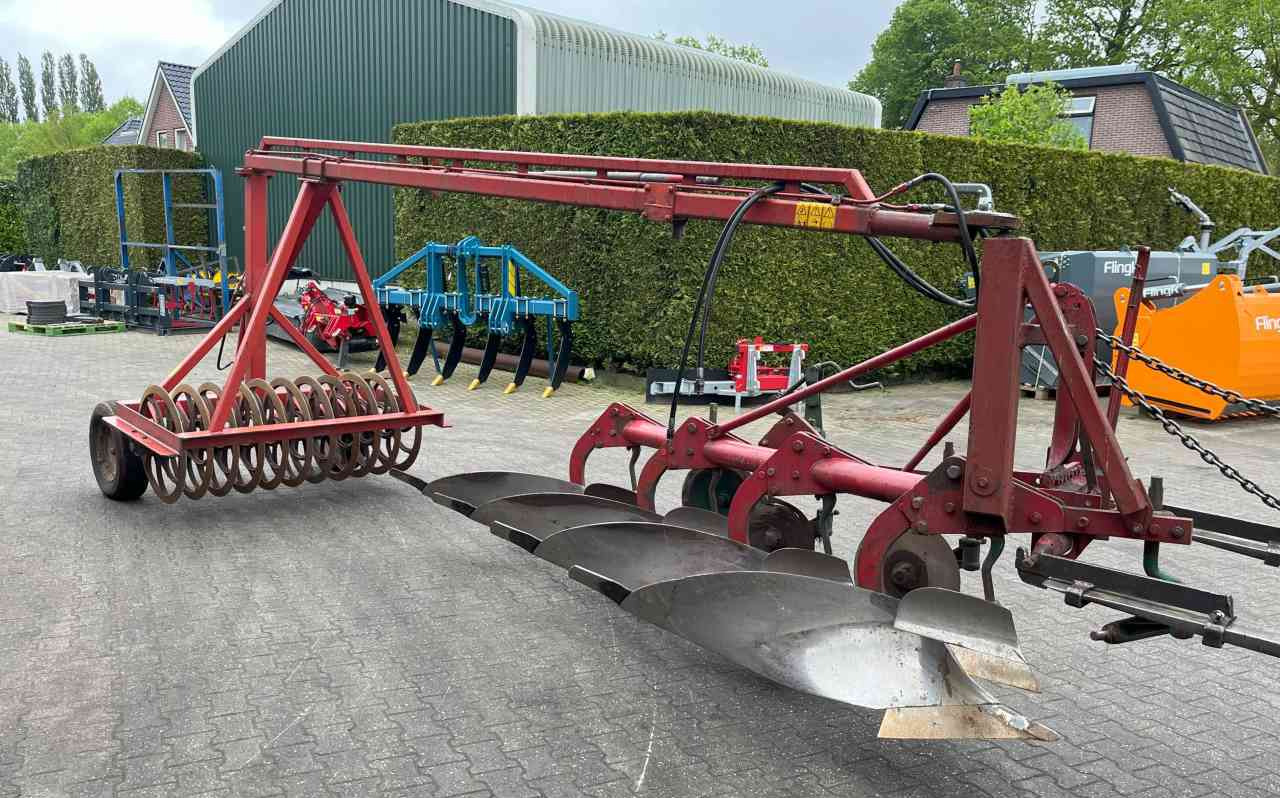 Ploeg Kverneland 4 schaar ploeg + Evers vorenpakker grondbewerking
