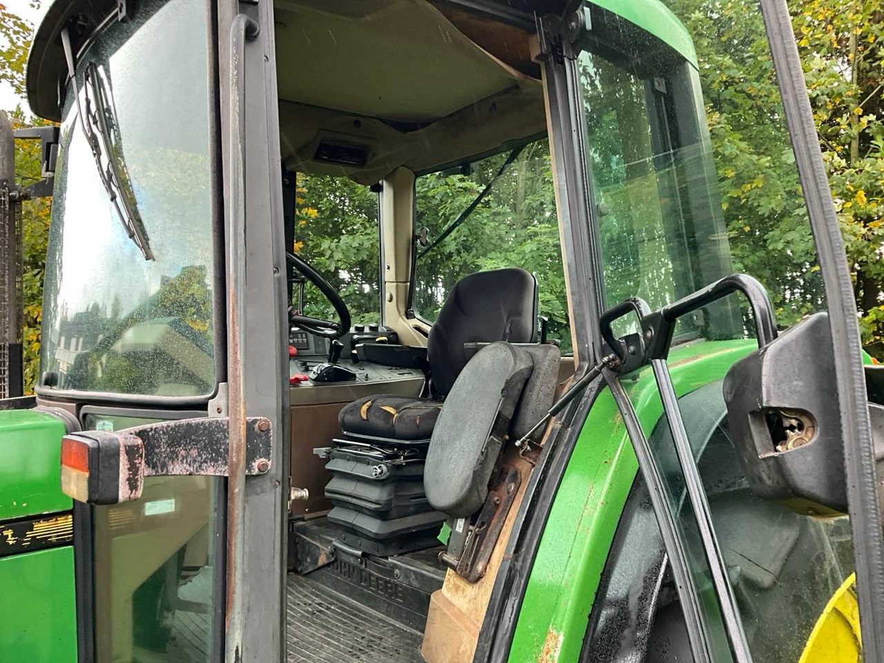 Tractor 1992 JOHN DEERE 6200 FOUR-WHEEL DRIVE FARM TRACTOR WITH FRONT LOADER