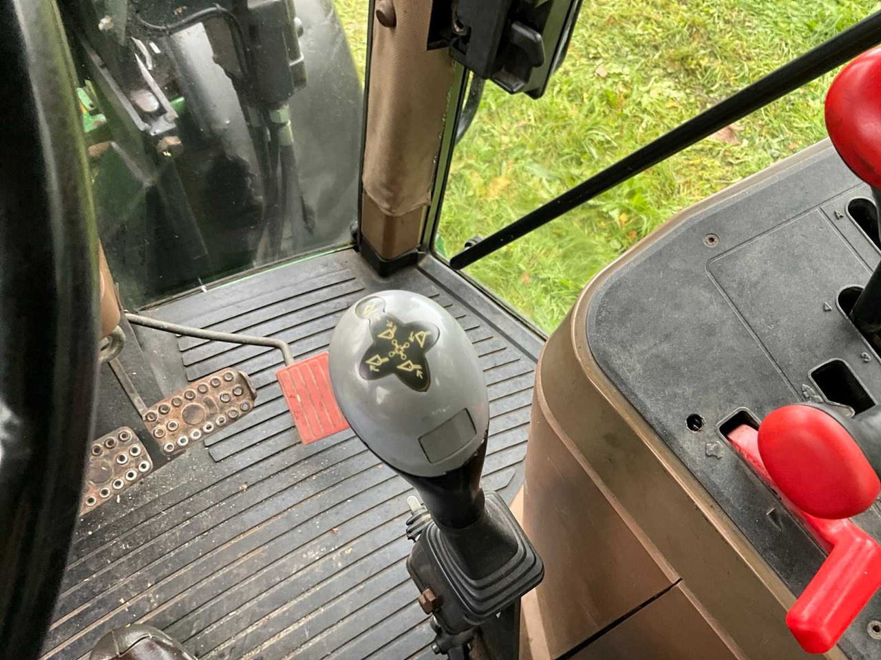 Tractor 1992 JOHN DEERE 6200 FOUR-WHEEL DRIVE FARM TRACTOR WITH FRONT LOADER