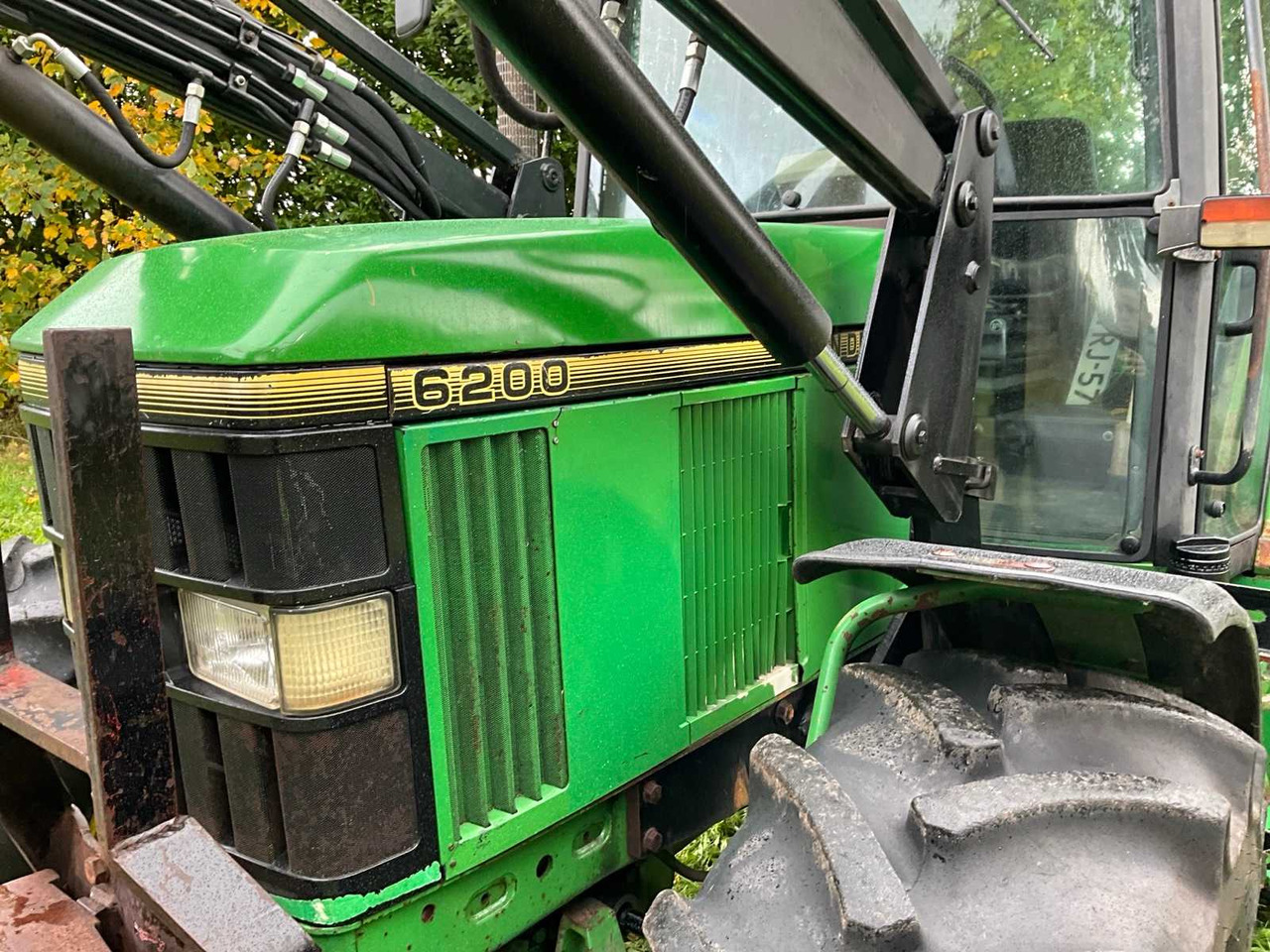 Tractor 1992 JOHN DEERE 6200 FOUR-WHEEL DRIVE FARM TRACTOR WITH FRONT LOADER
