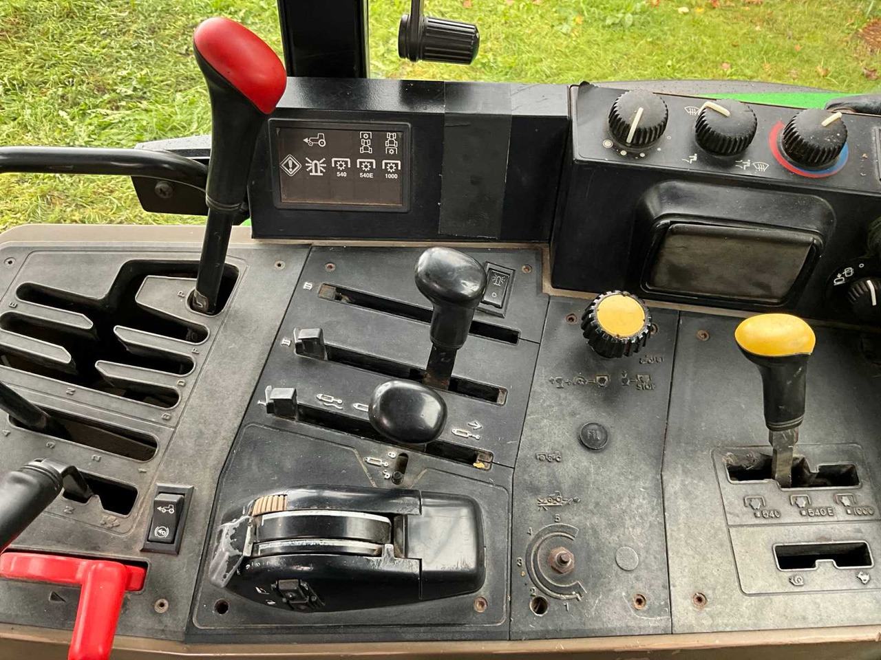 Tractor 1992 JOHN DEERE 6200 FOUR-WHEEL DRIVE FARM TRACTOR WITH FRONT LOADER