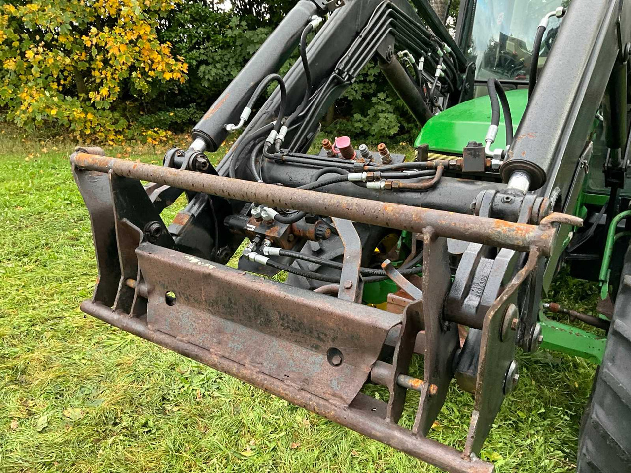Tractor 1992 JOHN DEERE 6200 FOUR-WHEEL DRIVE FARM TRACTOR WITH FRONT LOADER