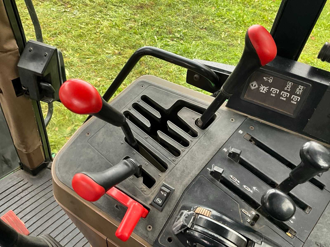 Tractor 1992 JOHN DEERE 6200 FOUR-WHEEL DRIVE FARM TRACTOR WITH FRONT LOADER