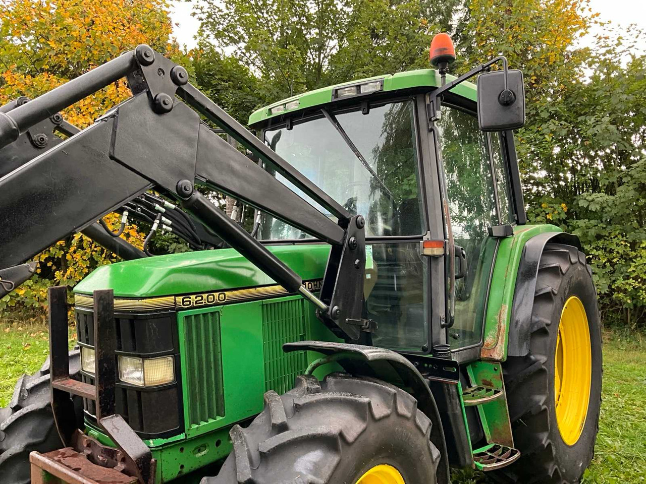 Tractor 1992 JOHN DEERE 6200 FOUR-WHEEL DRIVE FARM TRACTOR WITH FRONT LOADER