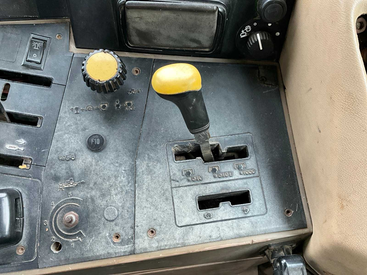 Tractor 1992 JOHN DEERE 6200 FOUR-WHEEL DRIVE FARM TRACTOR WITH FRONT LOADER