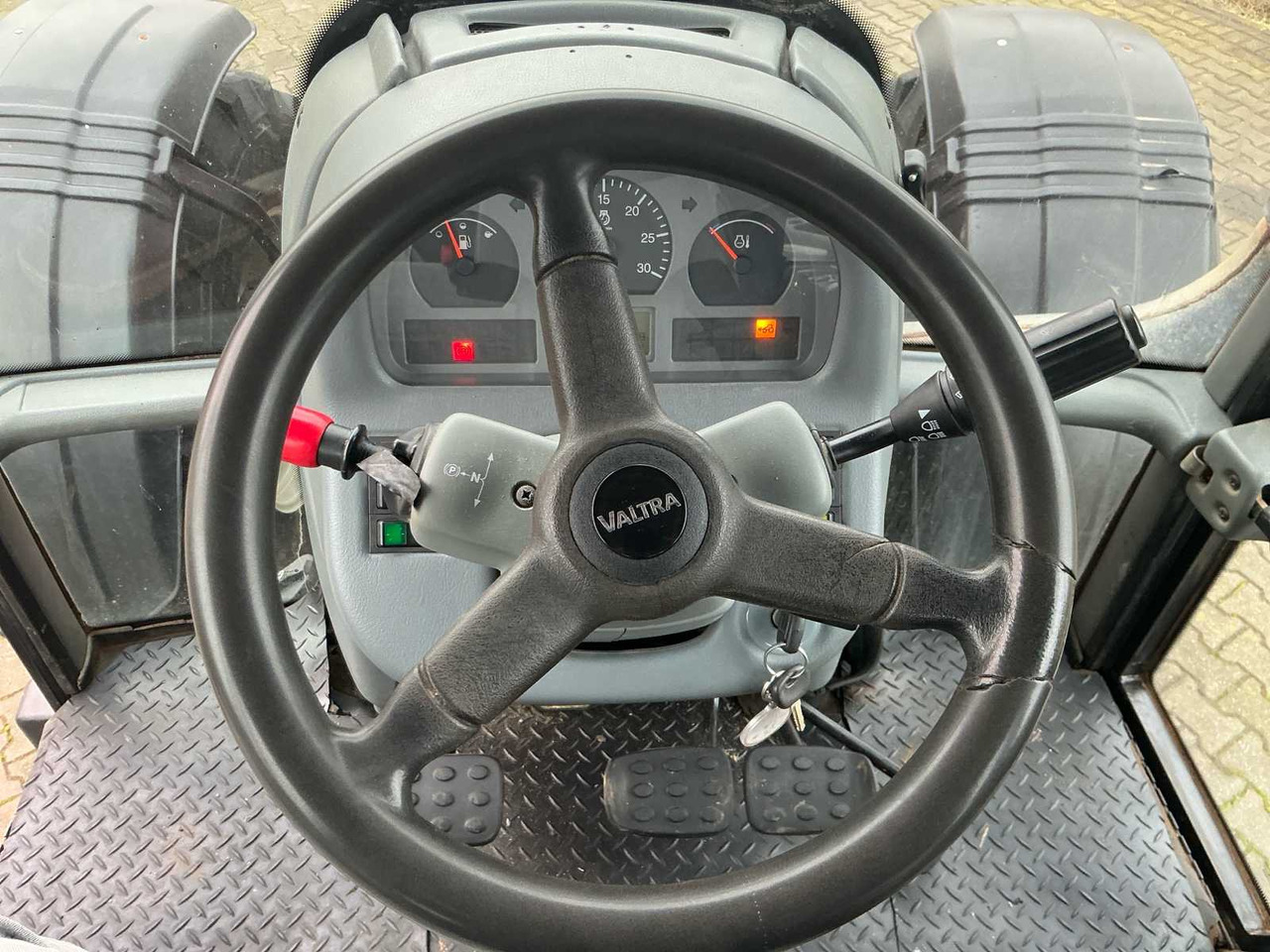 Tractor 2004 VALTRA T120 ALL-WHEEL DRIVE FARM TRACTOR