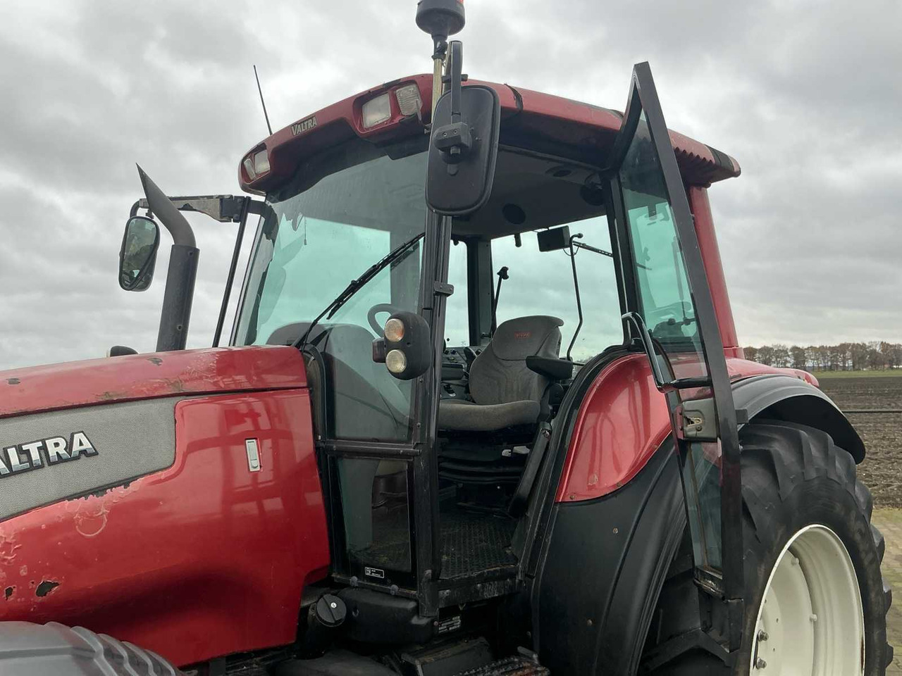 Tractor 2004 VALTRA T120 ALL-WHEEL DRIVE FARM TRACTOR