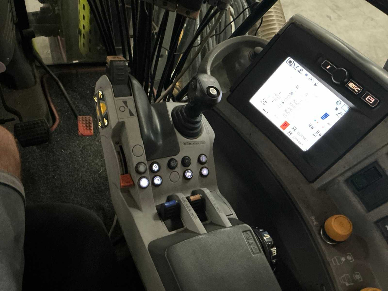 Tractor 2009 CLAAS AXION 820 ALL-WHEEL DRIVE FARM TRACTOR