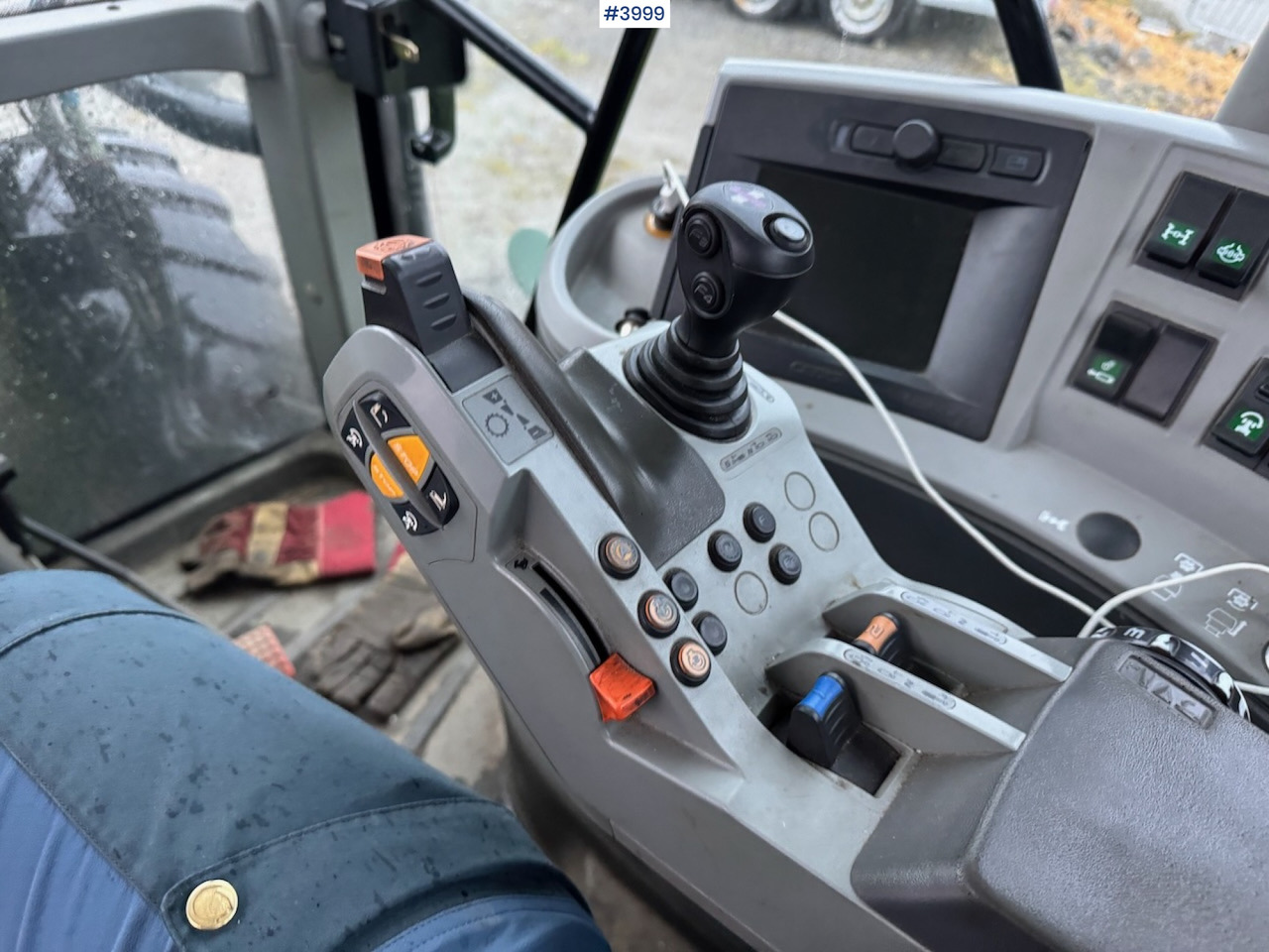 Tractor 2012 Claas Arion 640 w/ front loader
