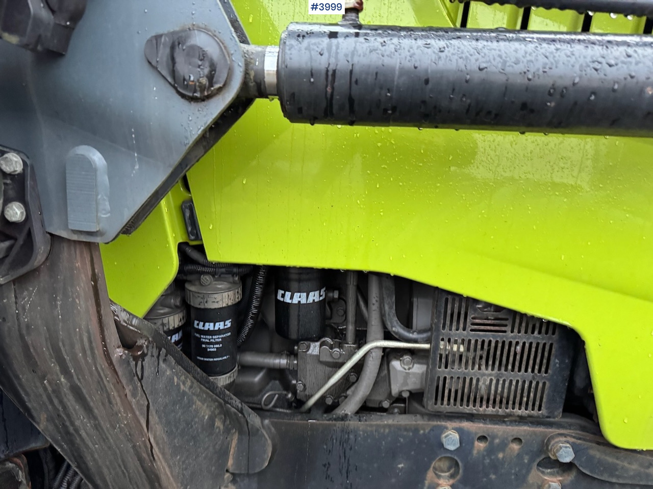 Tractor 2012 Claas Arion 640 w/ front loader