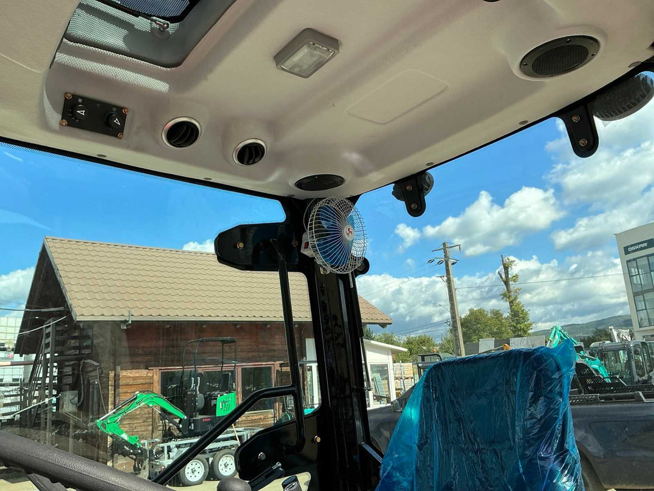 Tractor - 604 - 4-WHEEL DRIVE TRACTOR - 2025