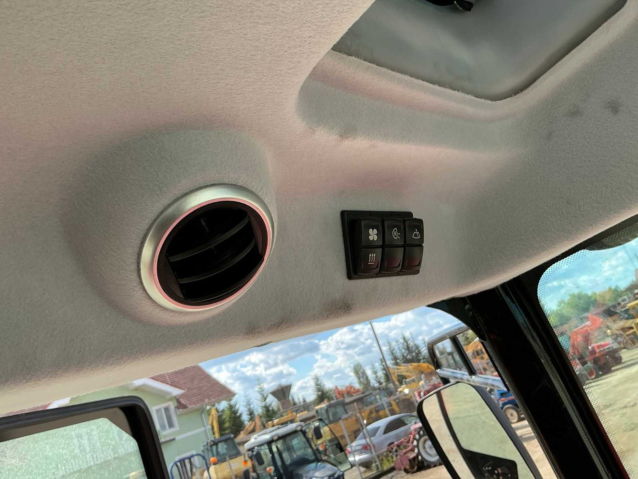 Tractor - 604 - 4-WHEEL DRIVE TRACTOR - 2025