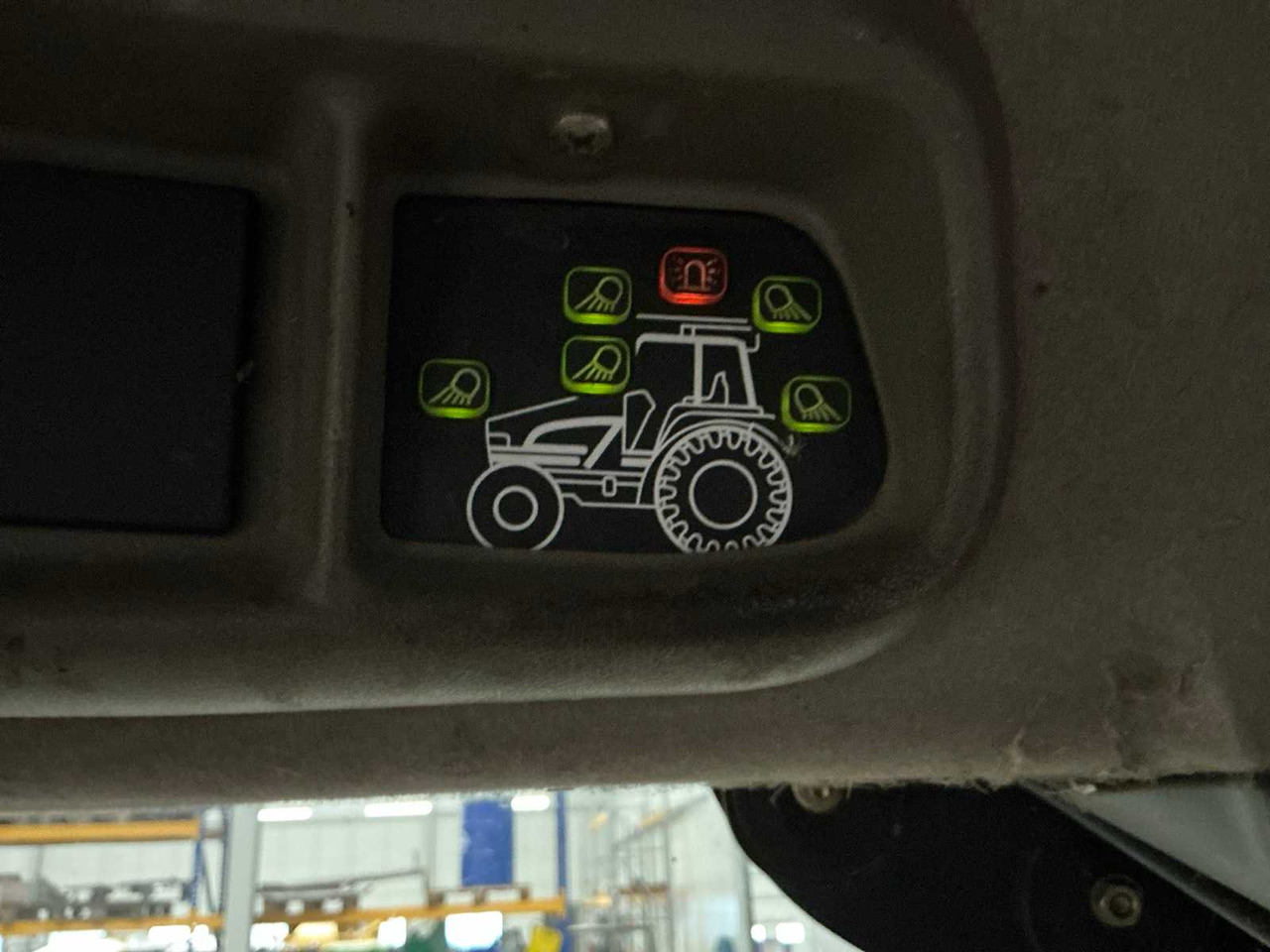 Tractor CASE IH MXU125 ALL-WHEEL DRIVE FARM TRACTOR