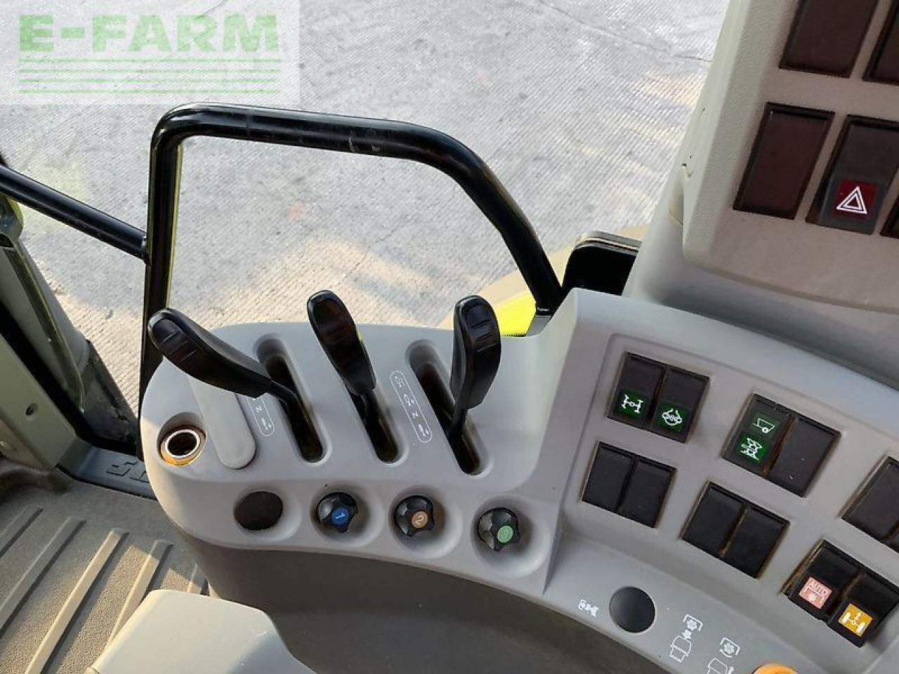 Tractor CLAAS 820 axion tractor (st23326)