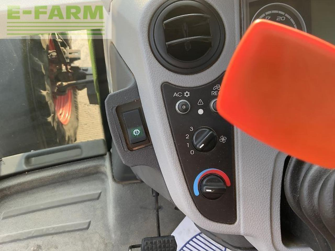 Tractor CLAAS 820 axion tractor (st23326)