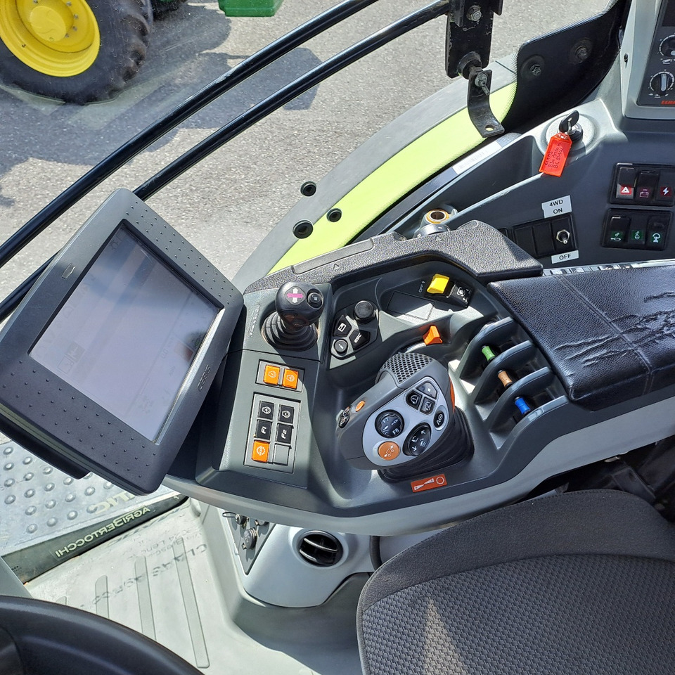 Tractor CLAAS 830 AXION