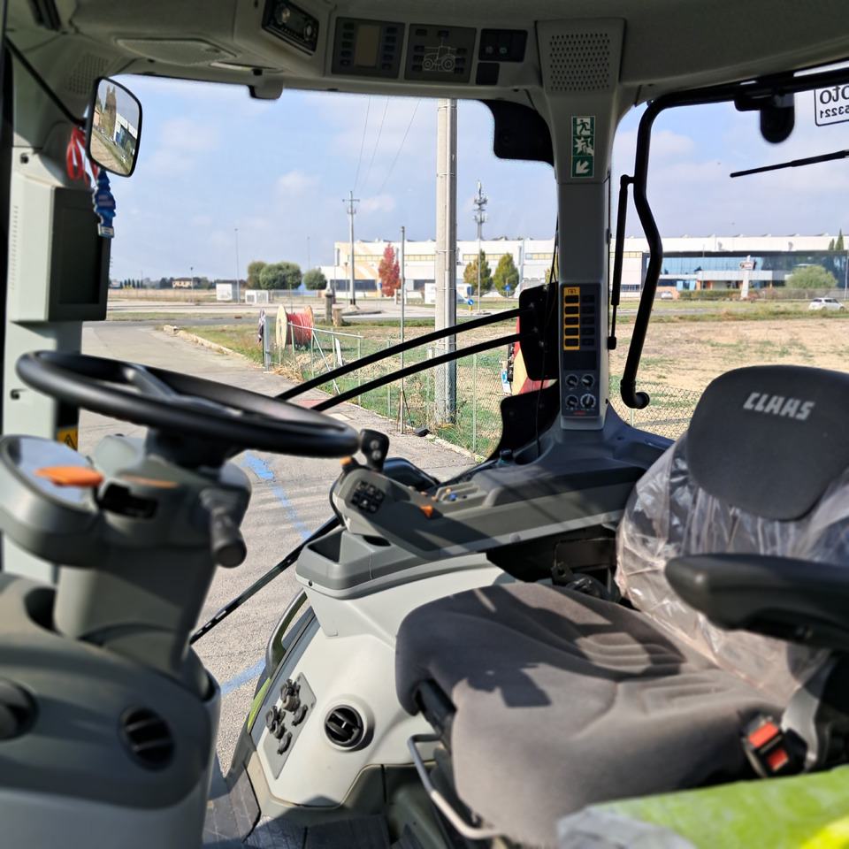 Tractor CLAAS AXION 810