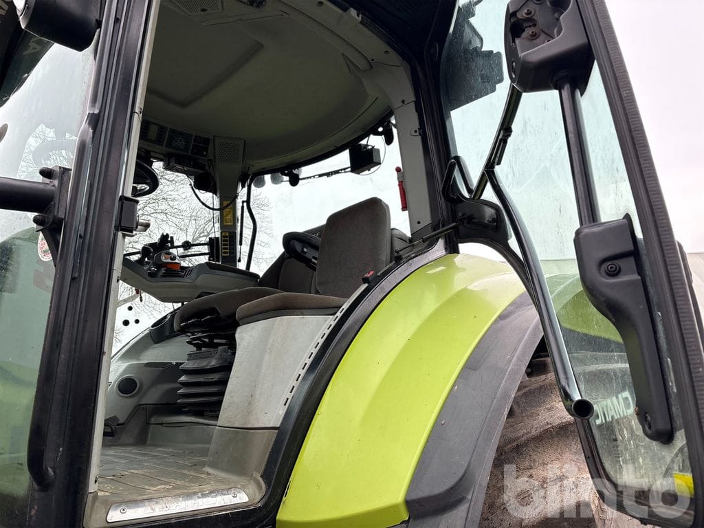 Tractor CLAAS AXION 830