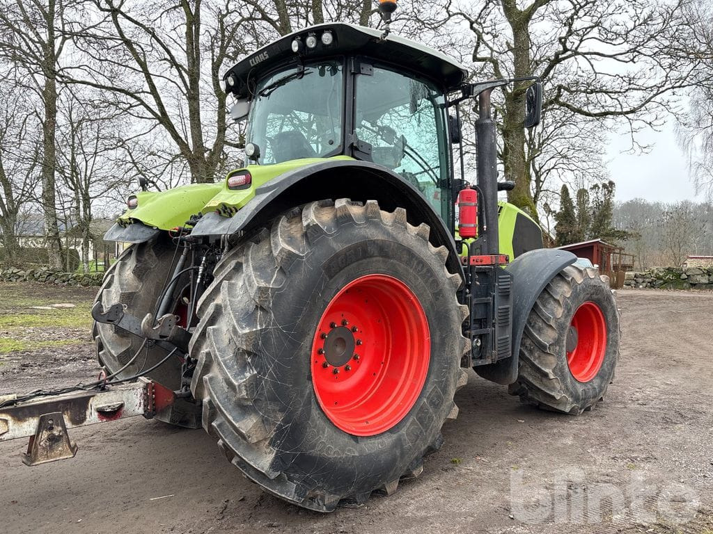 Tractor CLAAS AXION 830