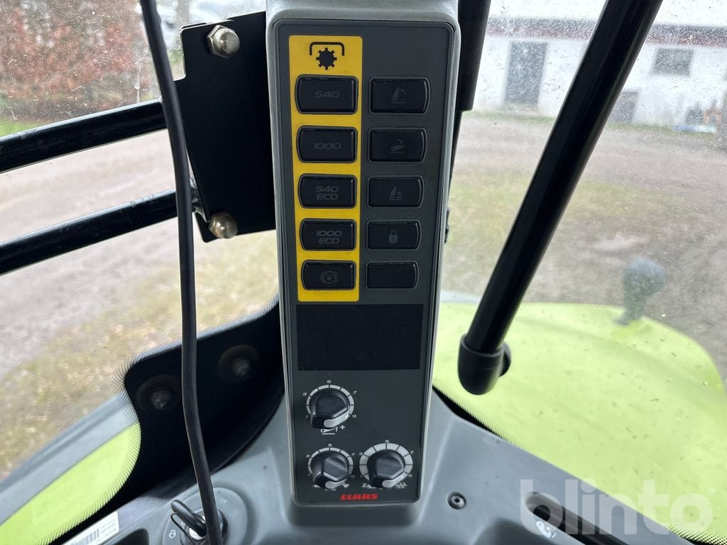 Tractor CLAAS AXION 830