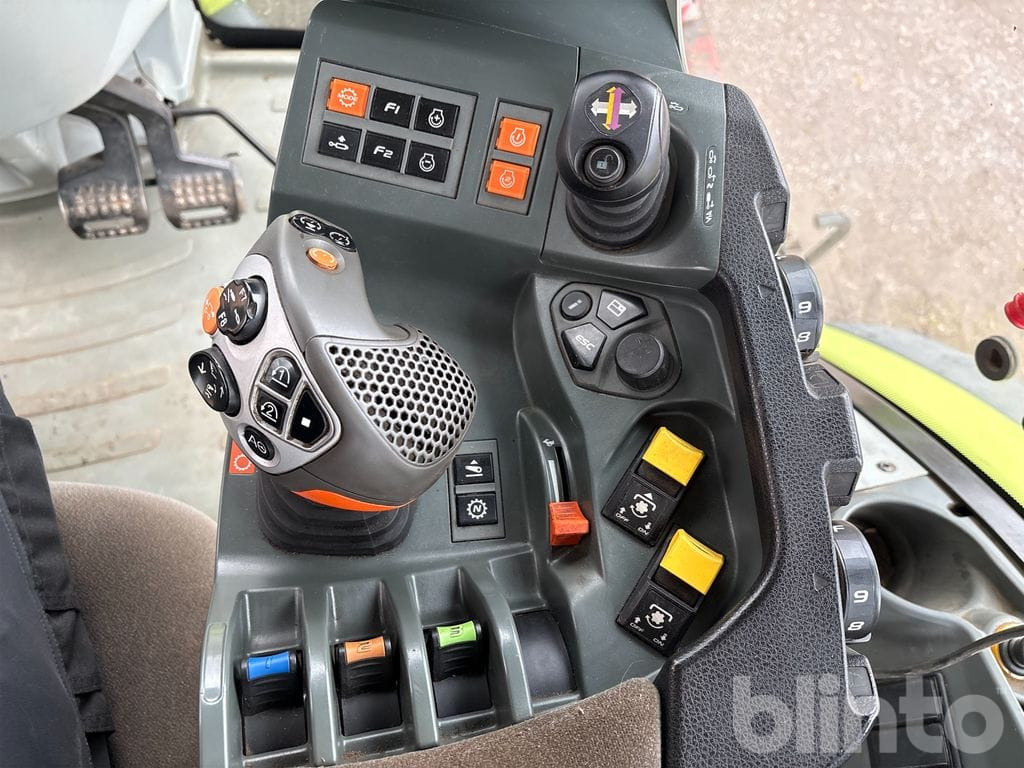 Tractor CLAAS AXION 830