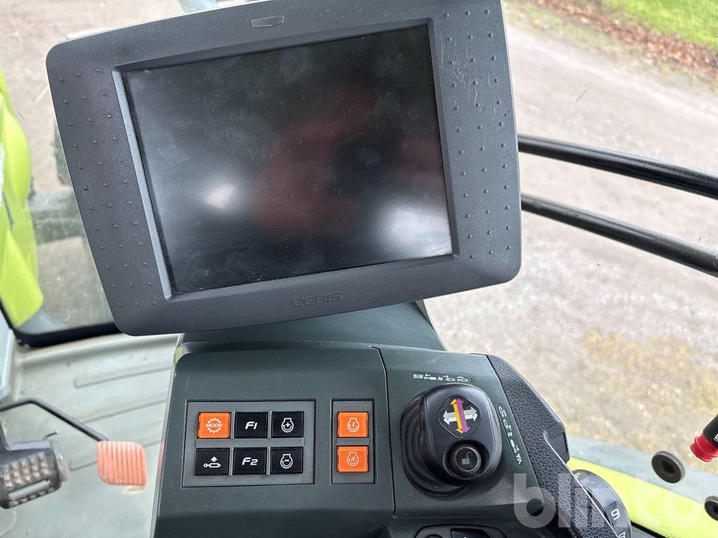 Tractor CLAAS AXION 830