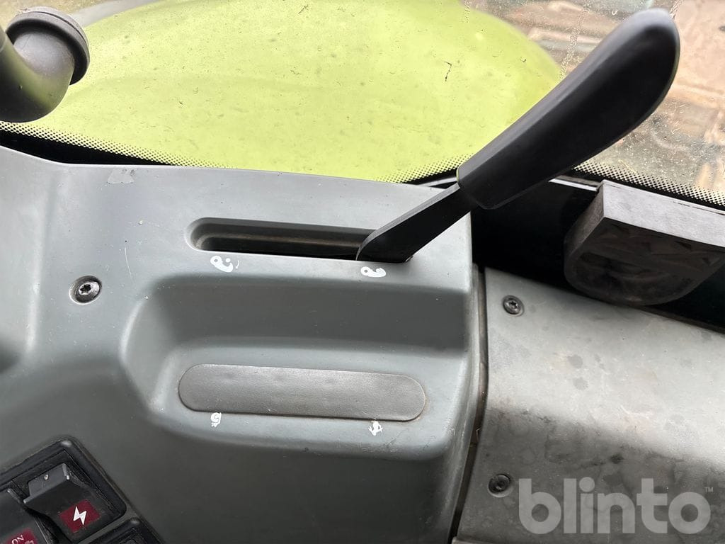 Tractor CLAAS AXION 830