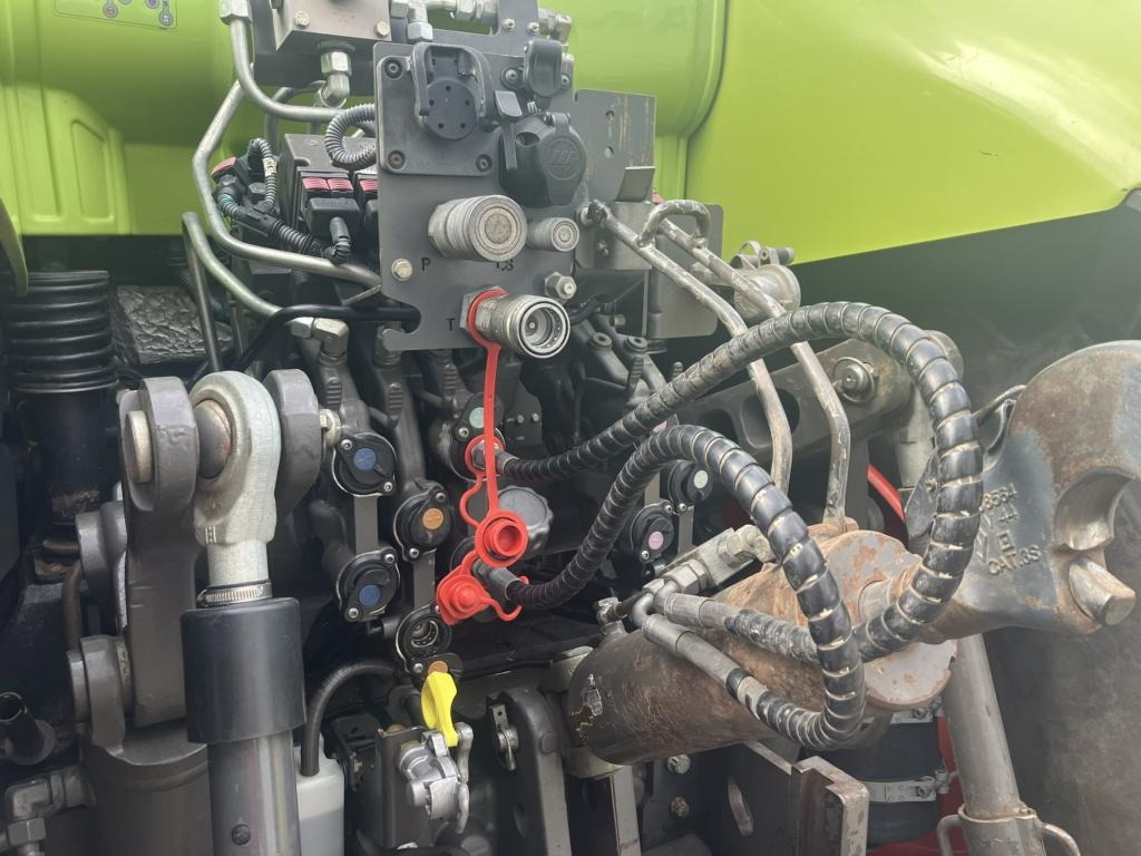Tractor CLAAS AXION 830 CMATIC