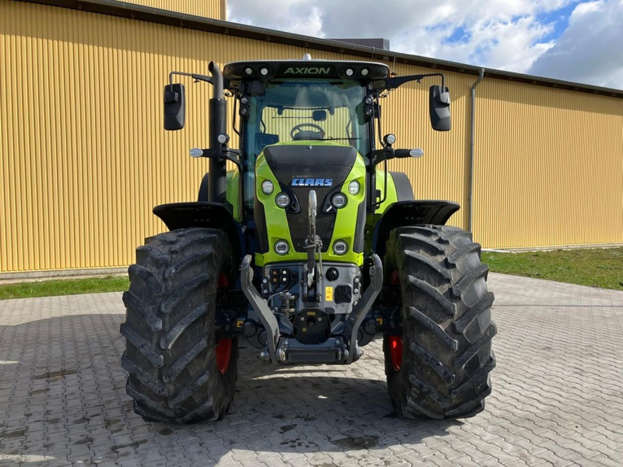 Tractor CLAAS AXION 870