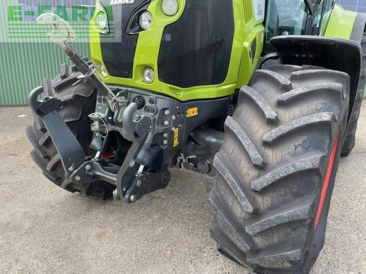 Tractor CLAAS AXION 870