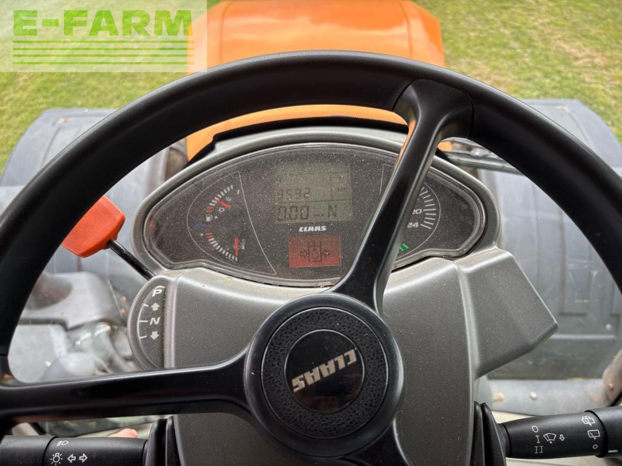 Tractor CLAAS AXION 920 with SCR