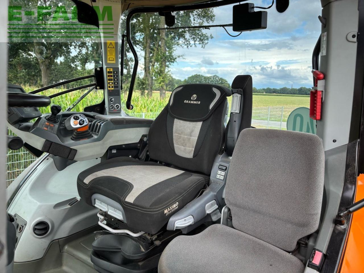 Tractor CLAAS AXION 920 with SCR