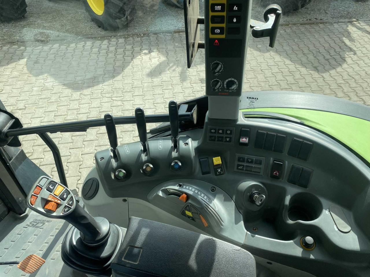 Tractor CLAAS Arion 420