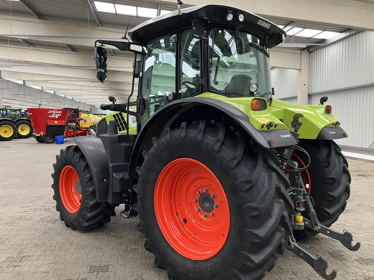 Tractor CLAAS Arion 550