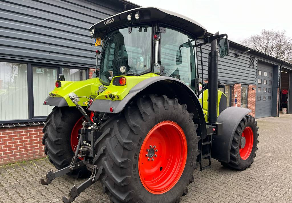 Tractor CLAAS Arion 620 CIS