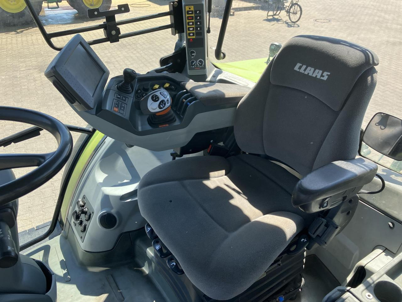 Tractor CLAAS Arion 640