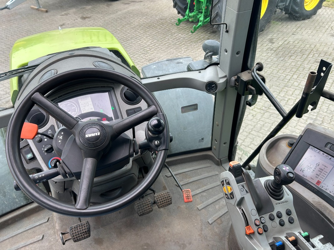 Tractor CLAAS Axion 810
