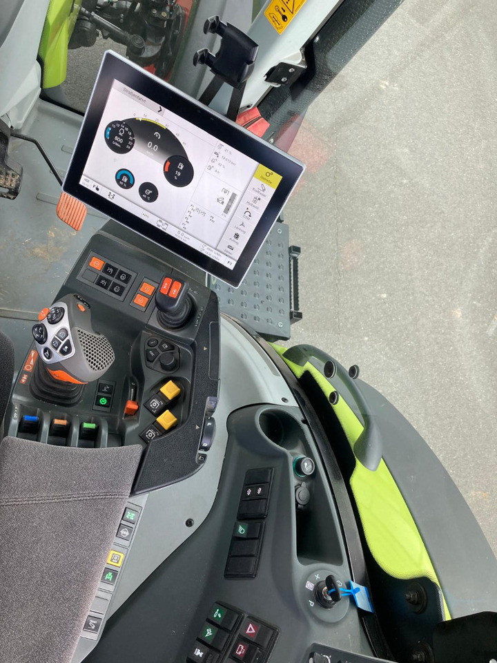 Tractor CLAAS Axion 830 CMATIC