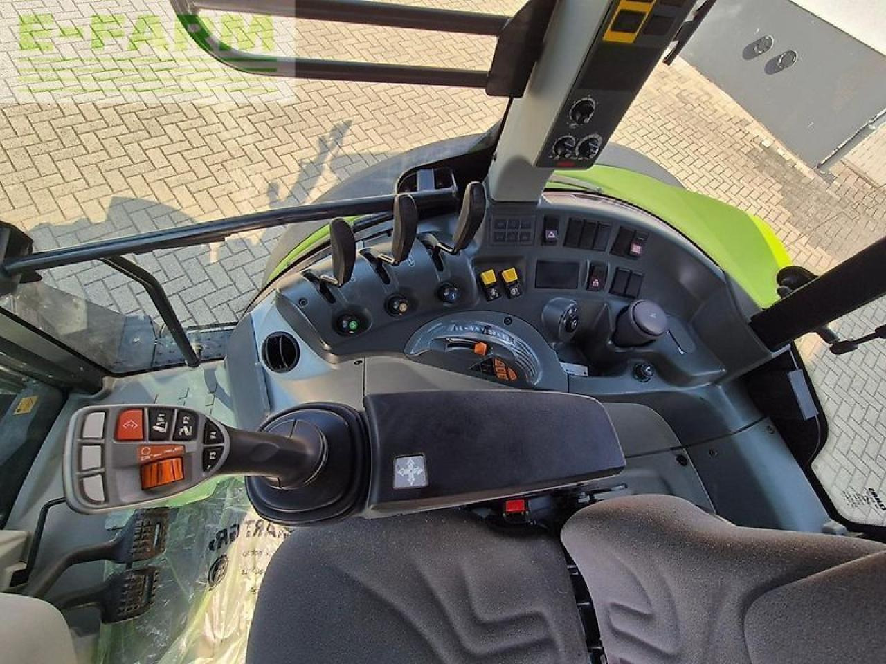Tractor CLAAS arion 420 mit frontladerkonsolen, fkh und fzw