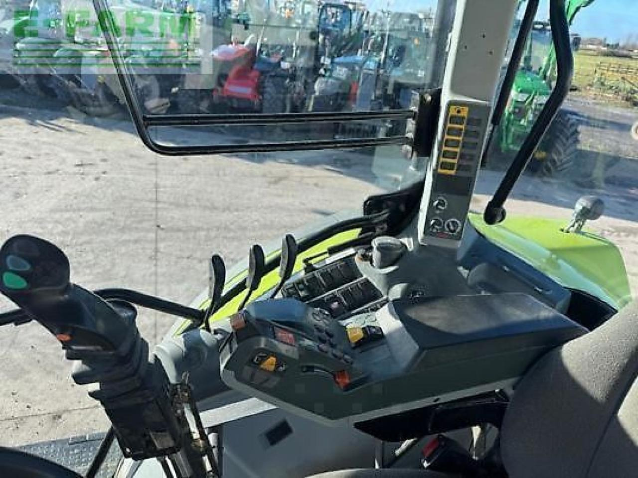 Tractor CLAAS arion 520