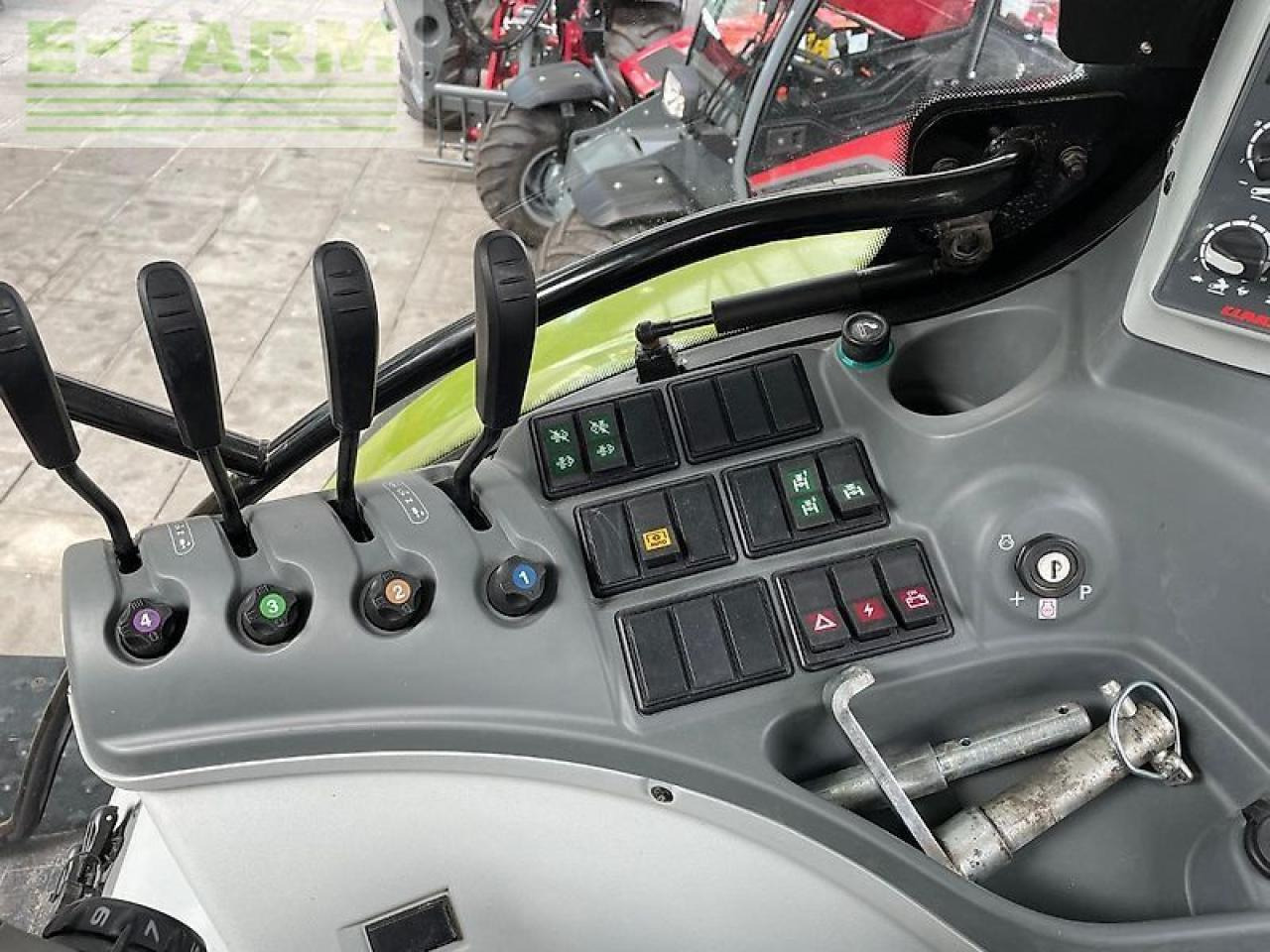 Tractor CLAAS arion 550 hexashift cis HEXASHIFT CIS