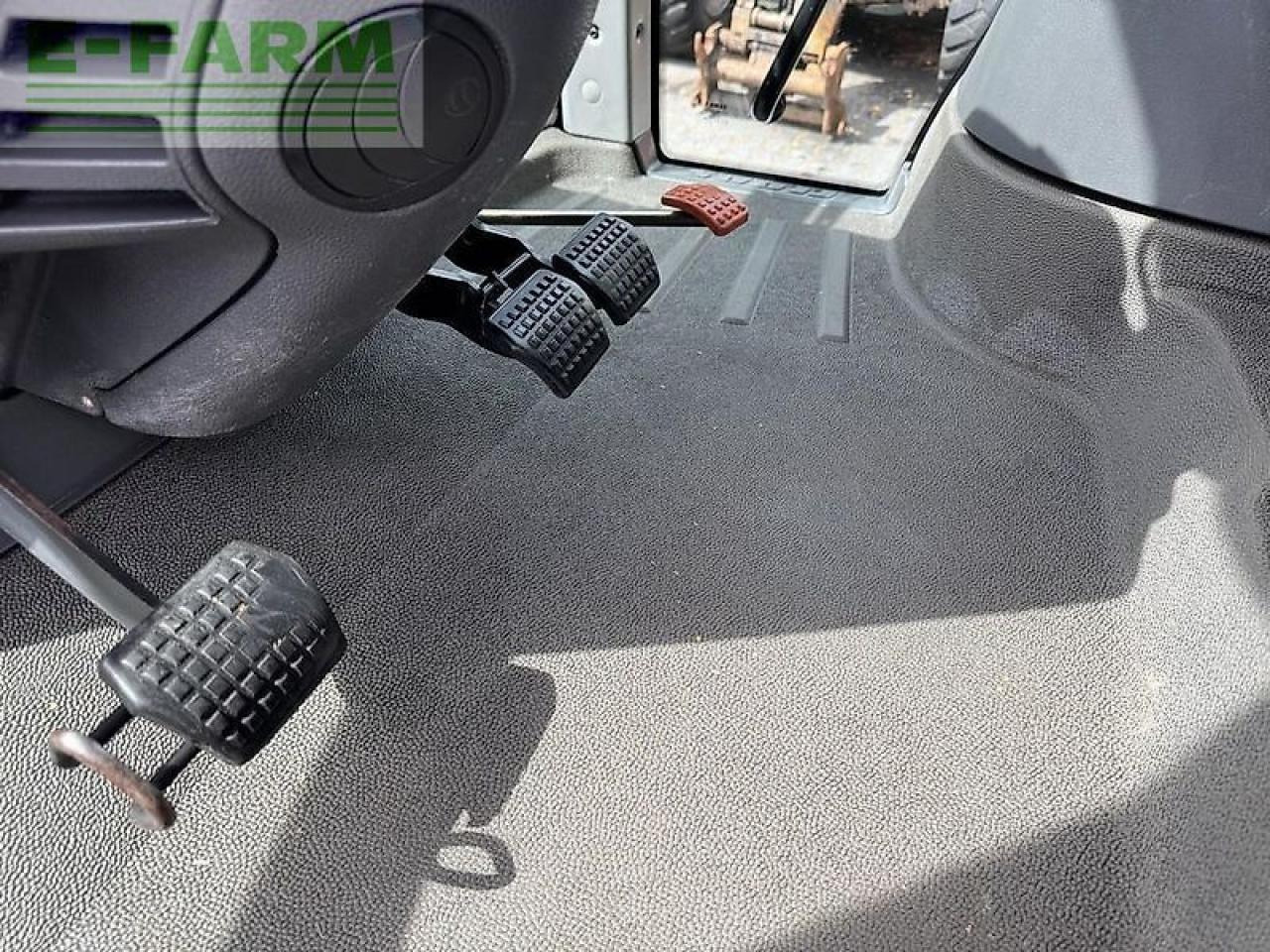 Tractor CLAAS arion 640 cis + quicke q65 CIS