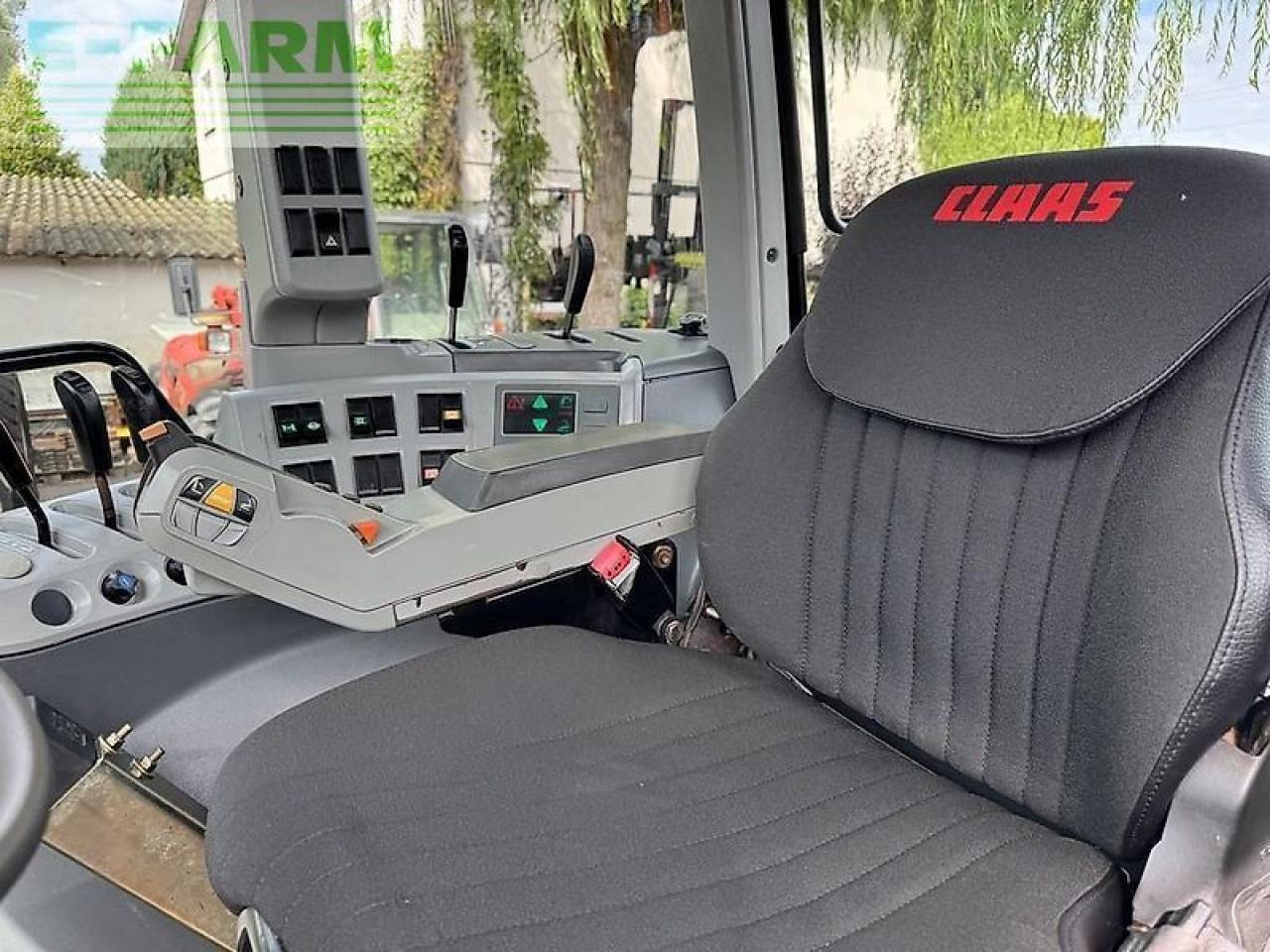 Tractor CLAAS arion 640 cis + quicke q65 CIS