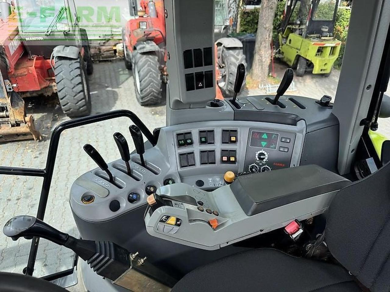 Tractor CLAAS arion 640 cis + quicke q65 CIS